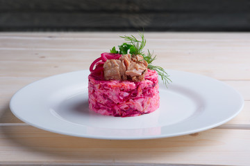 Salad with tuna, beetroot and carrot