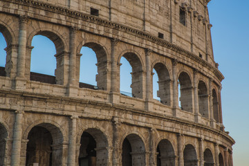 Dettaglio delle arcate del Colosseo, il più importante anfiteatro dell'antica roma e il sito...