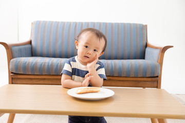 Fototapeta premium パンを食べる男の子