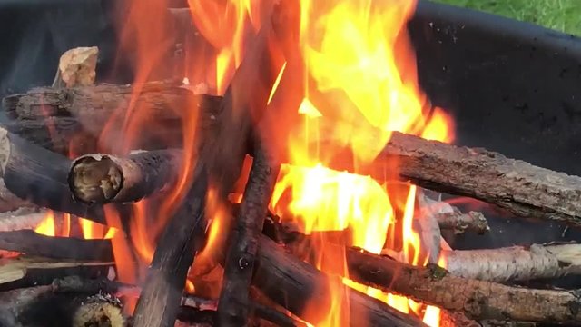 Brennendes Feuer mit Feuerholz