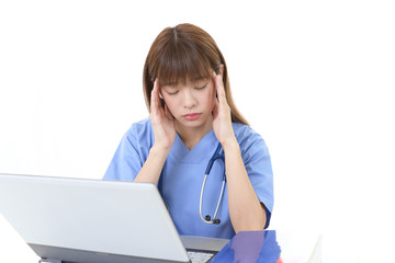頭痛を訴える女医