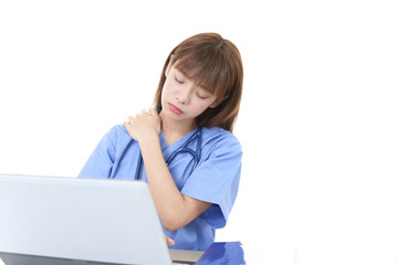 肩こりを訴える女医
