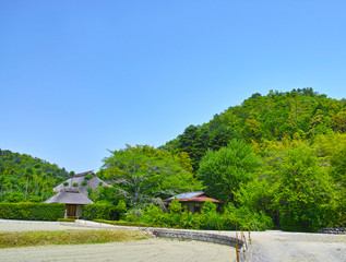 Naklejka premium 京都 北嵯峨の茅葺屋根のある風景