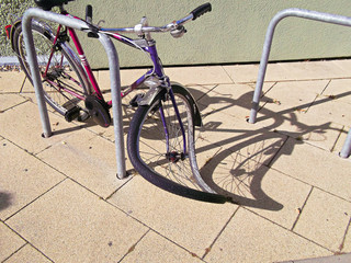 Fototapeta na wymiar Das kaputte Fahrrad