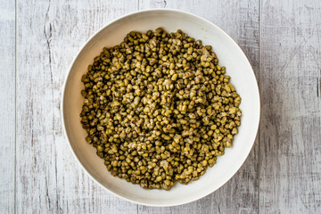 Mung beans in white bowl / Mas fasulyesi