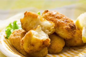 Plate of croquettes with lemon