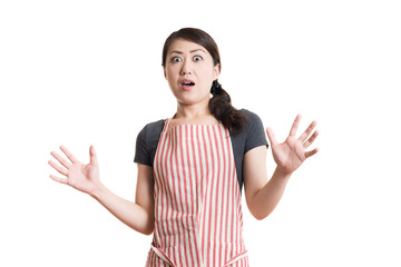 女性 エプロンをしている主婦 白背景