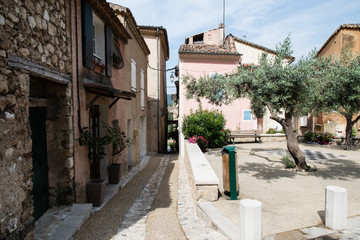 Fototapeta na wymiar Via nel centro storico di Moustiers Sainte-Marie in Provenza, Francia