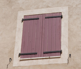 tipica finestra colorata a Moustiers Sainte-Marie in Provenza, Francia