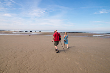 couple de séniors marchant sur la plage