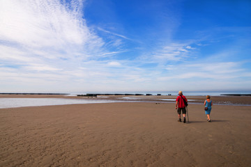 Fototapeta na wymiar couple de séniors marchant sur la plage