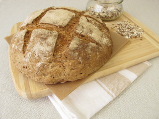 Selbst gebackenes Roggenbrot mit Roggenschrot und Saaten