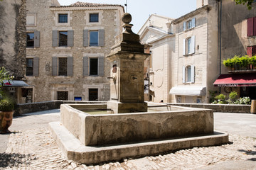 Fototapeta na wymiar Fontana nella piazza di Gordes, nel Luberon, in Provenza, Francia