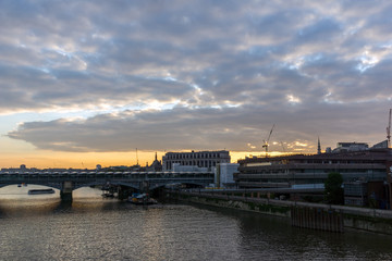 Obraz premium Amazing sunset Cityscape from Millennium Bridge and Thames River, London, Great Britain
