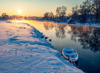 Зимний закат на реке с лодкой. Река Руза у деревни Ракитино - obrazy, fototapety, plakaty