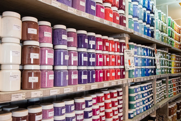 colori dei pigmenti in un negozio alle Cave di roussillon