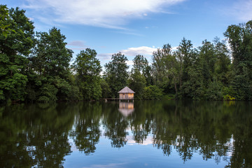 Obraz premium Fishing lodge above the lake