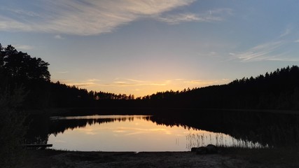 Zachód słońca nad jeziorem