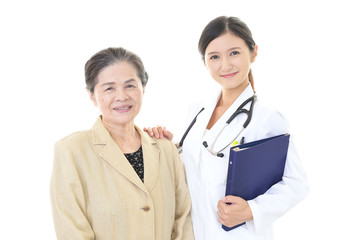 Fototapeta premium 笑顔の高齢者と女医