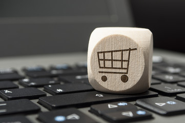 Würfel mit Tastatur und Einkaufswagen Onlineshopping onlineshop