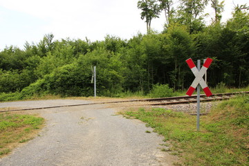 unbeschrankter Bahnübergang an einem Feldweg im Heckengäu bei Weissach