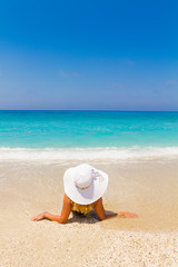 Fototapeta na wymiar Summer vacation woman on the beach