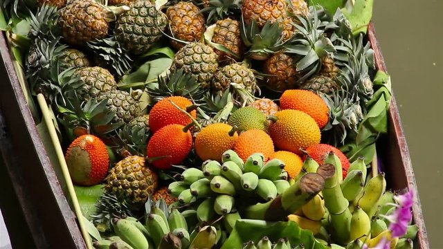 Damnoen saduak floating market is famous in Thailand and sights and sale of vegetables, fruits and desserts.