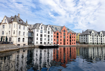 Fototapeta na wymiar Malerische Jugendstil Architektur im Hafen von Alesund, Norwegen 