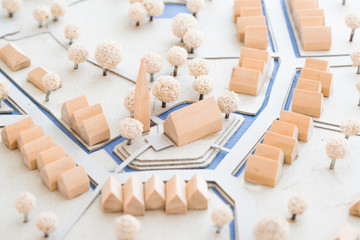 Städtebauliches Modell aus Holz und Karton einer Ortsmitte mit Häusern, Park und Kirche