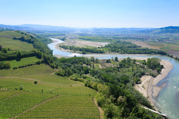 Obraz premium Tanaro river view from Langhe, Italy