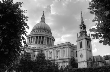 London - Saint Paul's Cathedral - black and white - 164383868