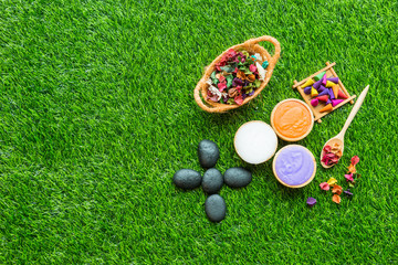 Naklejka premium Massage item setting on green grass Background