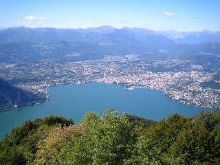 Vue aérienne sur le lac et la ville de Lugano (Suisse)