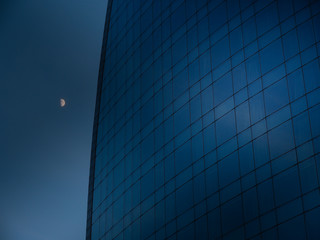 Grattacielo al chiaro di luna - 164386209