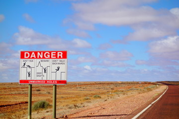 Road sign in Red center (Australia)/ Panneau de signalisation dans le Centre Rouge 