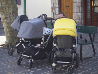 Obraz premium Cochecitos de bebé por las calles de Hondarribia ,Guipuzcoa, España, en la primavera de 2017