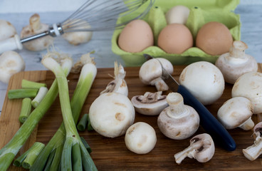 Champignons, Eier und Schalotten, Zutaten für ein Omelette 
