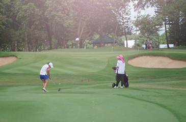 Obraz premium Woman golf is a sport requiring heat tolerance.