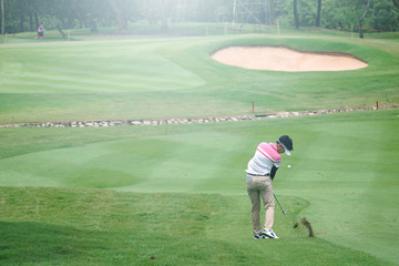 Obraz premium Woman golf is a sport requiring heat tolerance.