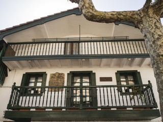Paisaje urbano de Hondarribia en Guipuzcoa, con casas de colores típicas en España, en la...