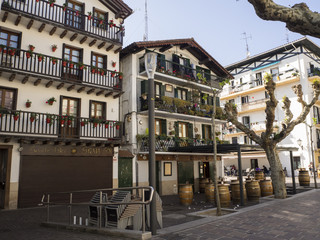 Paisaje urbano de Hondarribia en Guipuzcoa, con casas de colores típicas en España, en la primavera de 2017