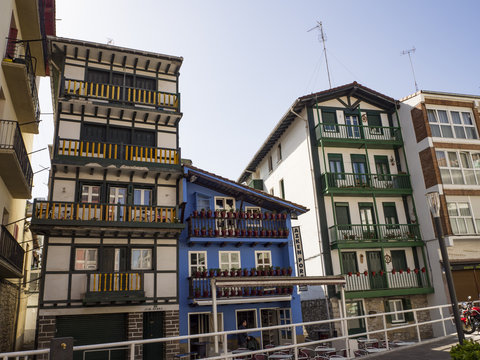 Paisaje urbano de Hondarribia en Guipuzcoa, con casas de colores típicas en España, en la primavera de 2017.