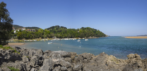 Zona de la Isla de Txatxarramendi, en Vizcaya la costa de Vizcaya en el Pa&iacute;s Vasco en Espa&ntilde;a. Primavera de Abril de 2017
