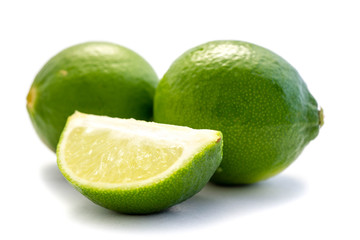 Limette Limetten Lemmon Limone Zitrusfrucht isoliert freigestellt auf weißen Hintergrund, Freisteller