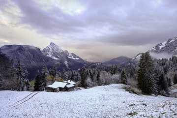 Alphütte in der blauen Stunde mit Le Rubli & Co. - 164395869