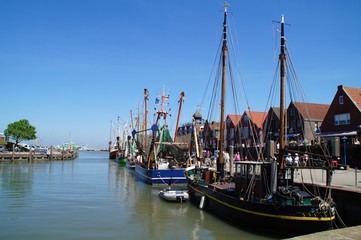 Krabbenfischerhafen von Neuharlingersiel in Ostfriesland