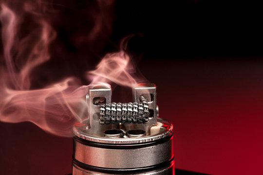 Applying liquid with nicotine in the coils on the RDA