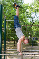 street workout mn handstand in a park