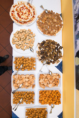 Panoramica  del tavolo buffet salato imbandito visto dall’alto in una cerimonia