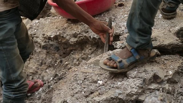 Slavery in Asia. Unskilled workers. Mining of mica. India.
